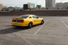Желтый Ford Mustang на крыше в Лас-Вегасе